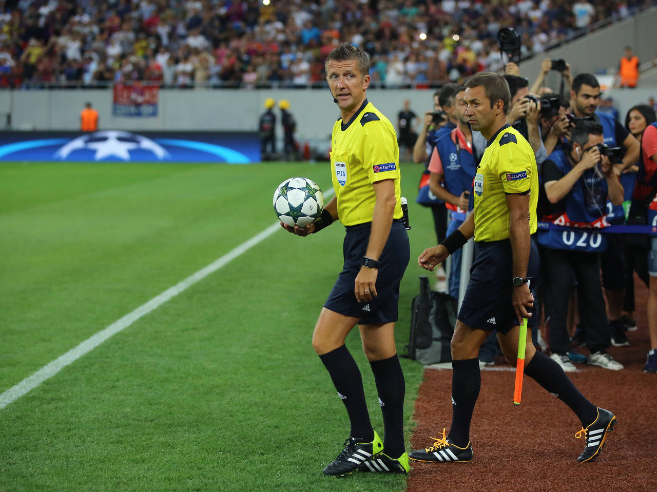 (意大利)var助理裁判——保罗-瓦莱里(意大利)第四官员——达维德-马