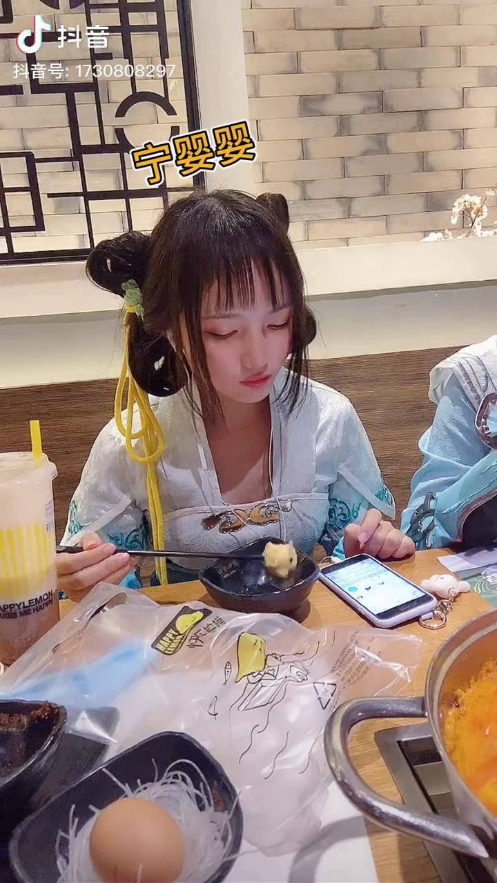 看攻略怎么办一秒教你怎么分清该抱谁大腿带着抖音逛漫展充能计划cos