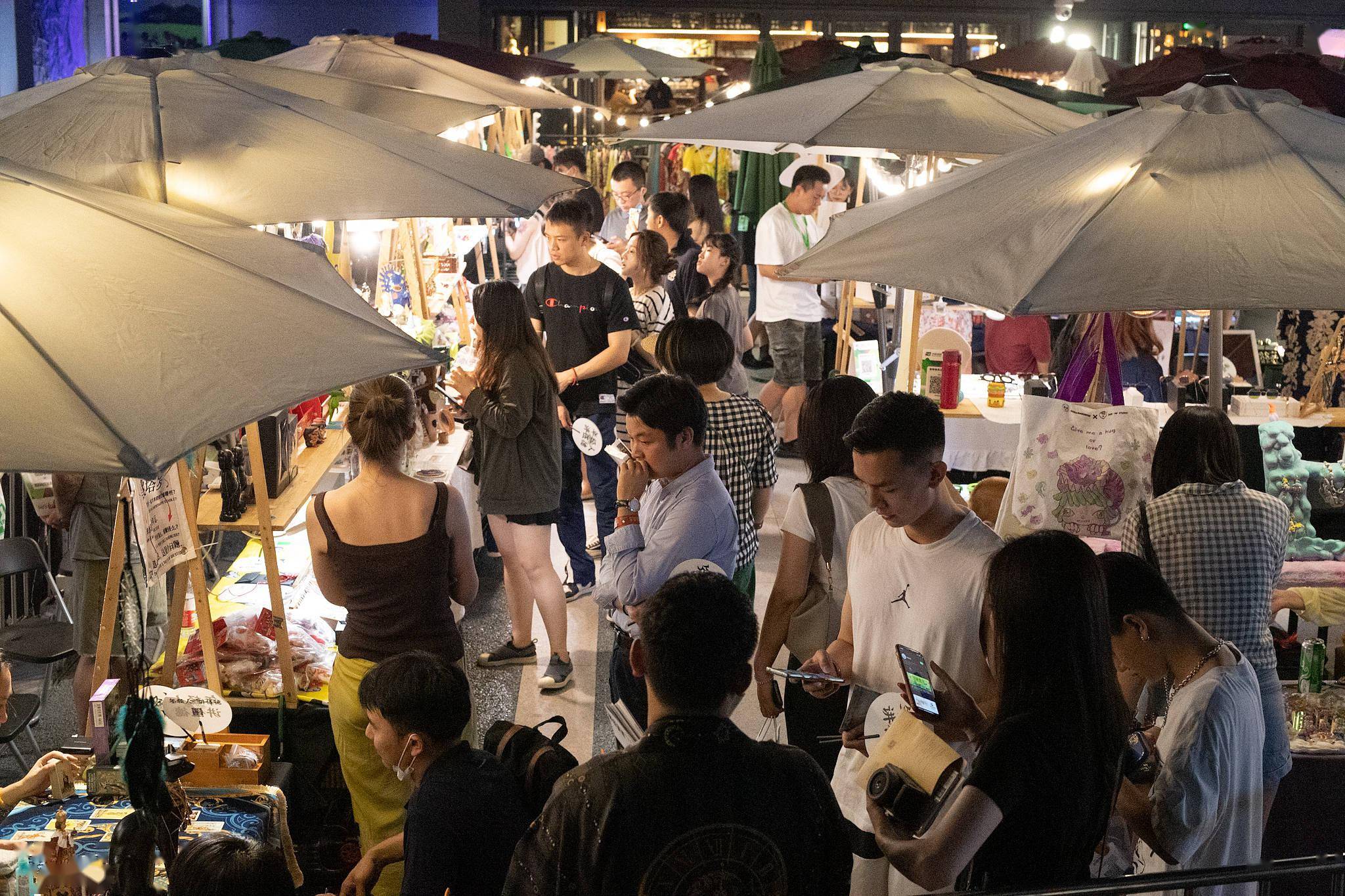 爆火的市集:年轻人沉迷,摊主日入过万_阿卓_摊位_营业额