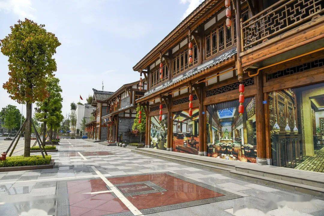 和四相堂等地标性建筑唐安池馆,唐兴客栈,相府广场修建了东湖公园,东