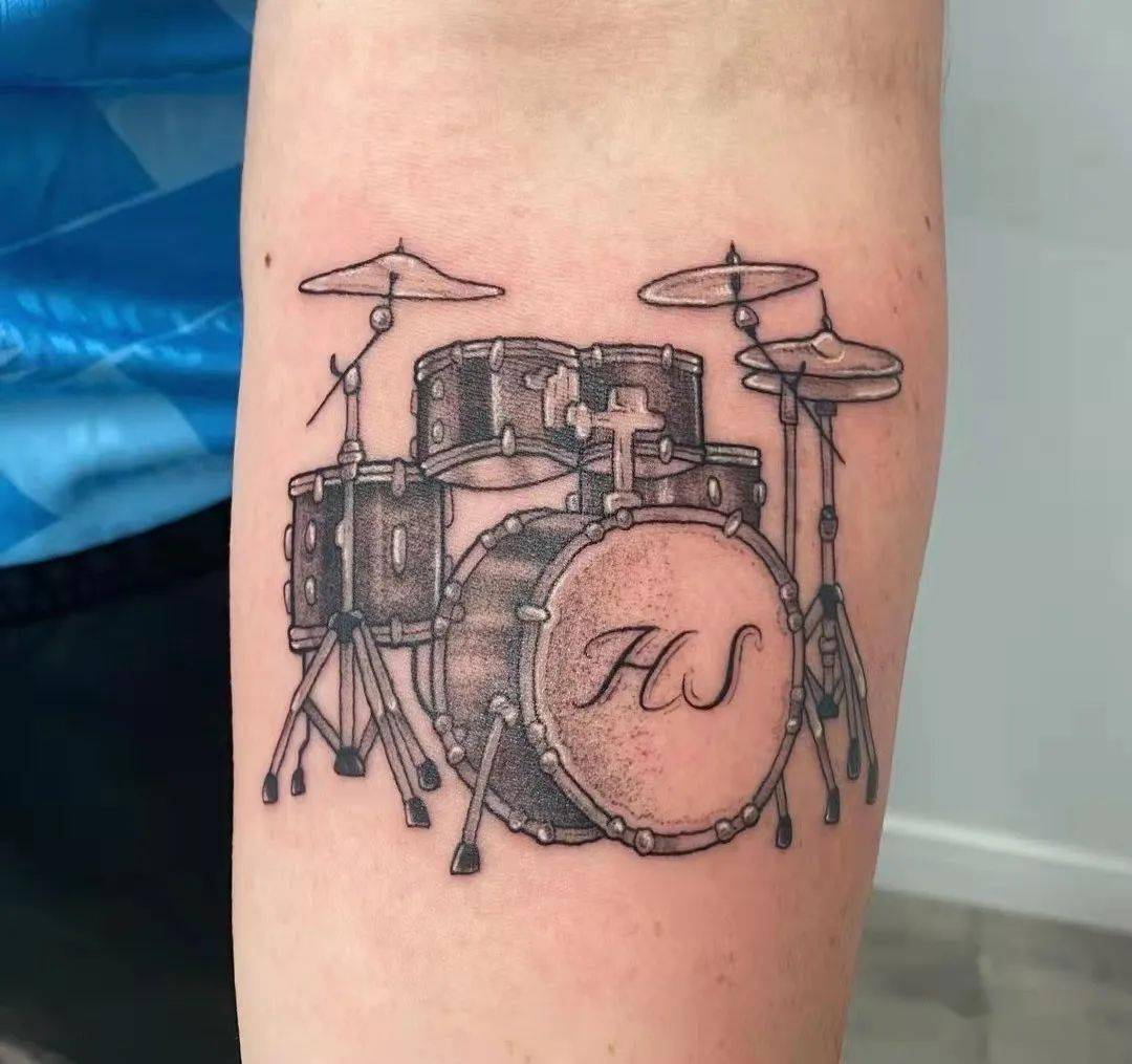 乐器)天才的黑人把各类鼓镲巧妙的组合在一起,就成了架子鼓的雏型