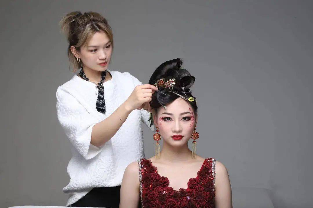 大国"小匠" 这个"95后"姑娘是世界美发冠军_石丹_技能_比赛