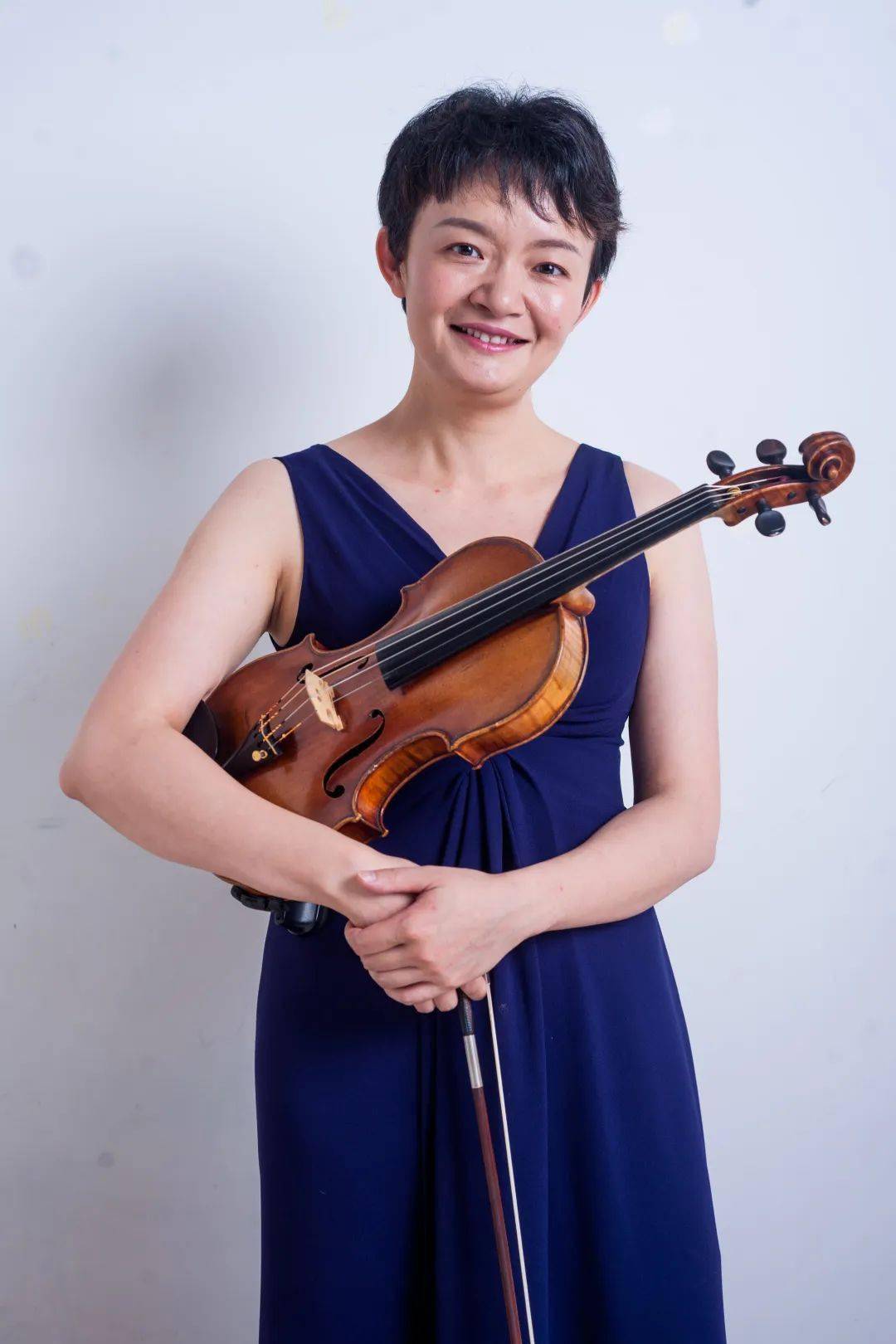 中央音乐学院声乐表演硕士,师从黑海涛教授.