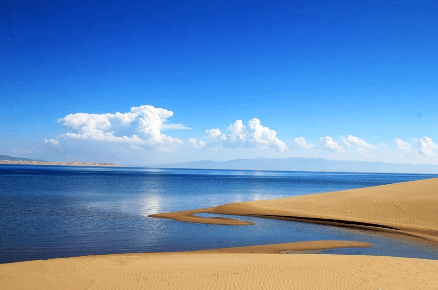 沙岛由金沙湾,银沙湾两部分组成,其间有沙岛湖,月亮