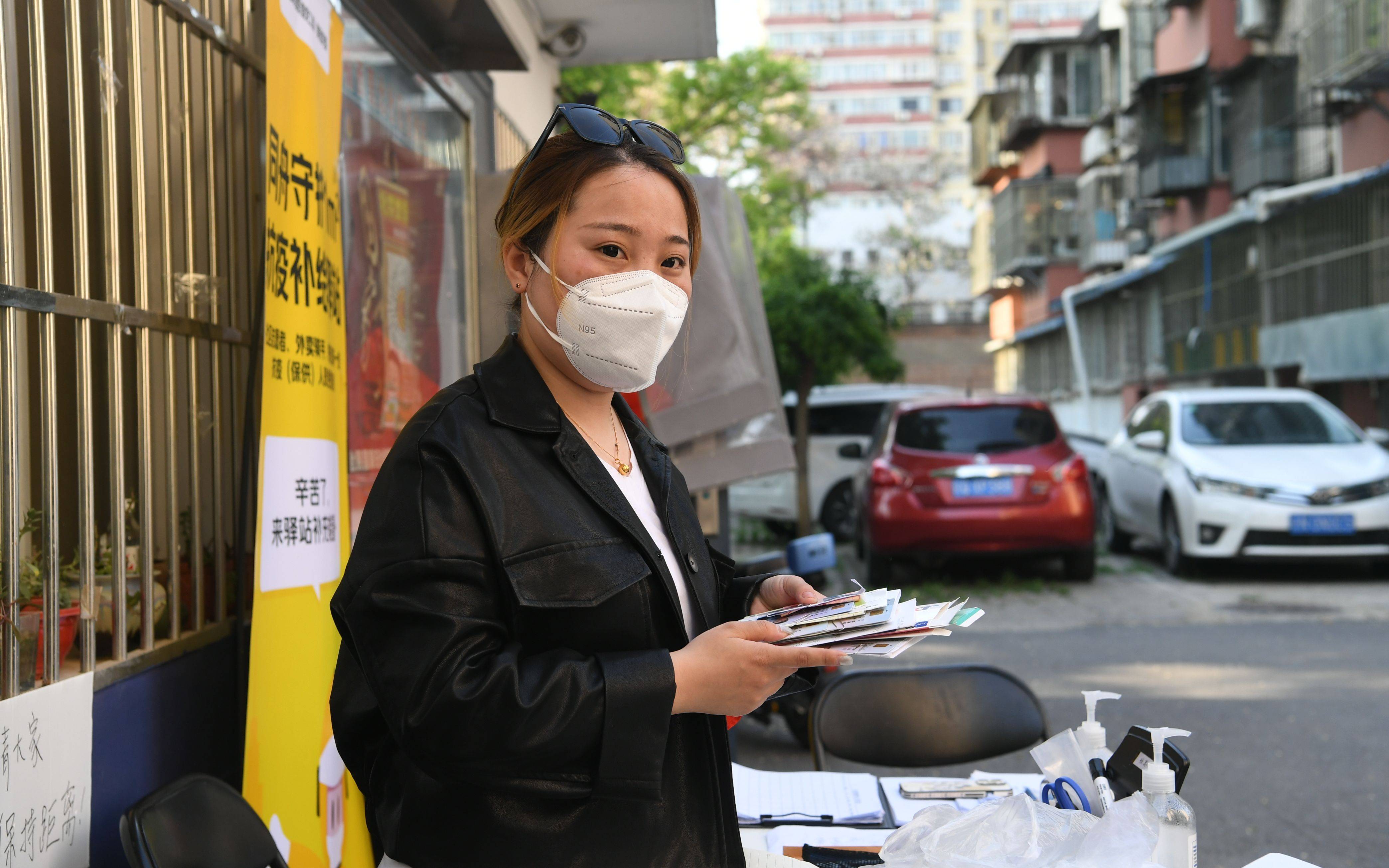 5月3日,王珍珍拿着一摞医保资料,准备去集中开药.