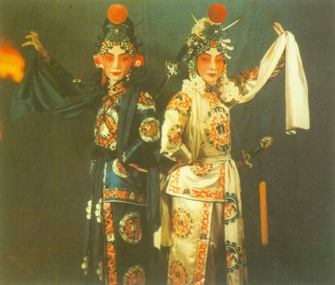 白素贞与青儿(京剧《白蛇传》 梅兰芳饰白素贞(右),梅葆玖饰青儿)