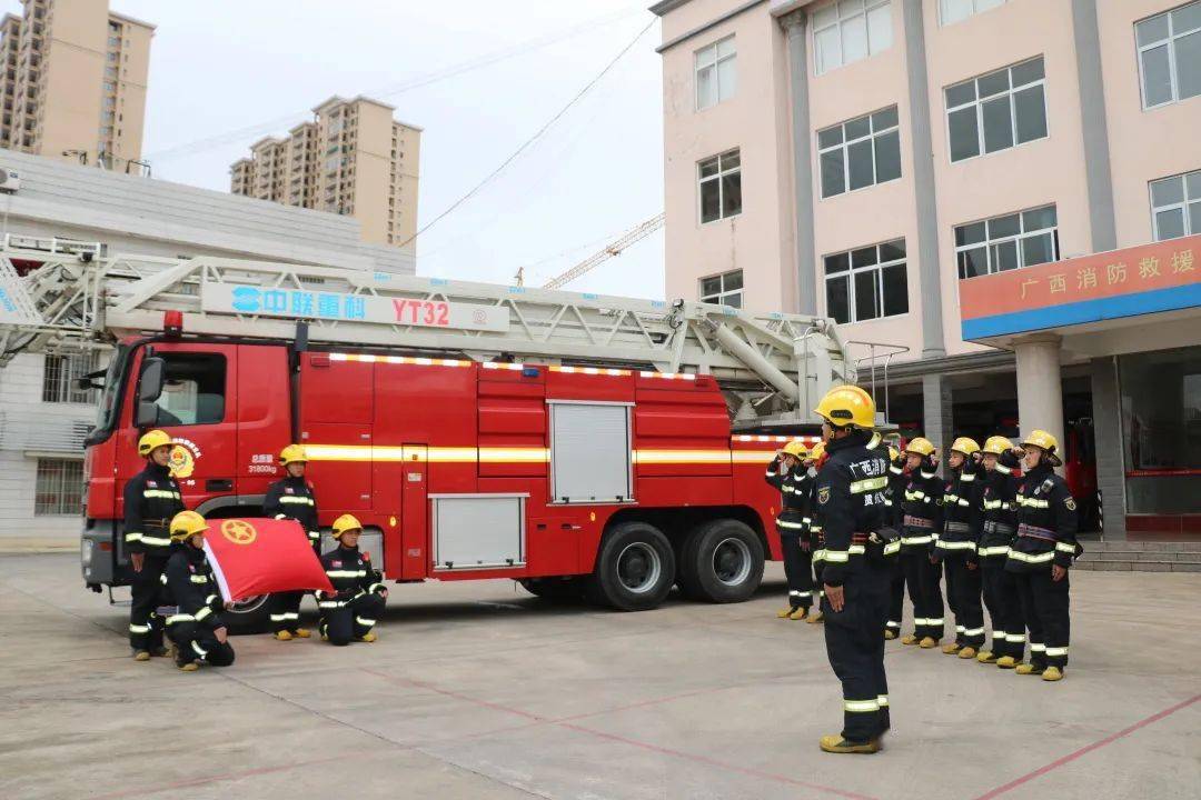 为青春点赞"富川县城东消防救援站▲鲜艳的团旗,是青春最亮丽的颜色