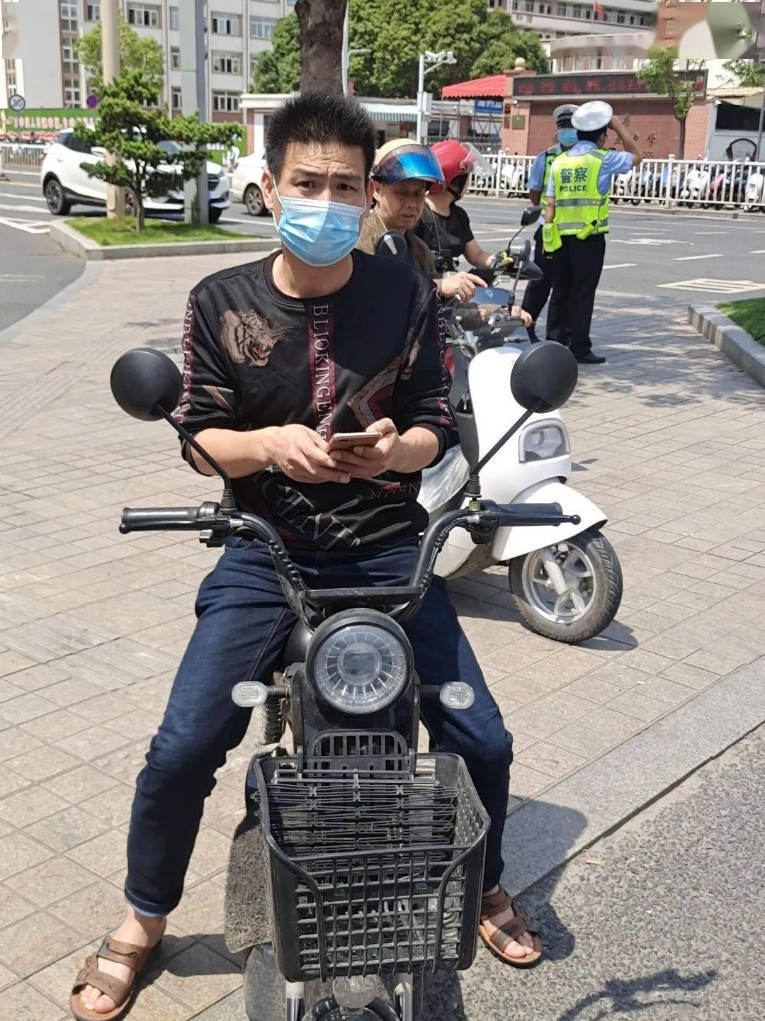 曝光丨芗城区这然人骑乘电动自行车不戴头盔被查