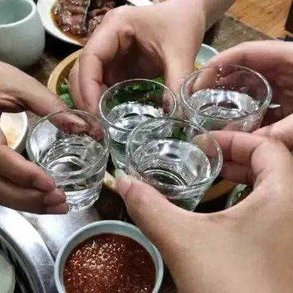 饭局上被人灌酒，借你4个挡酒妙招，不得罪人还显你情商高_刘经理_买单_事儿