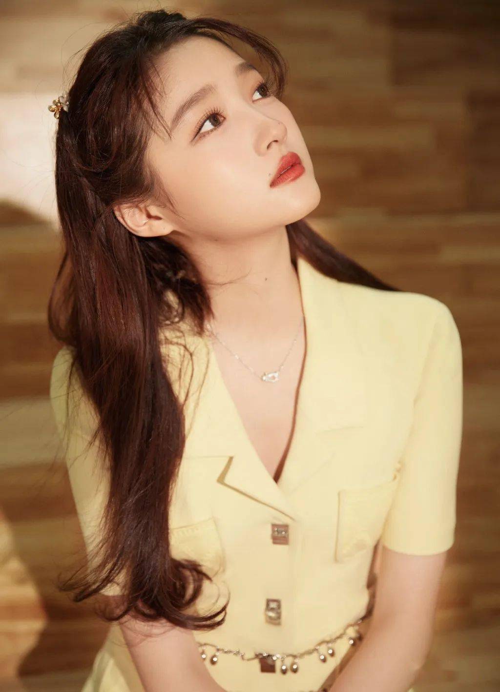 关晓彤穿西装黄裙显优雅大秀美腿