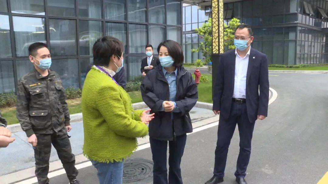 走访中,兰溪市委副书记,政法委书记吴丽娅对疫情防控一线人员不怕苦