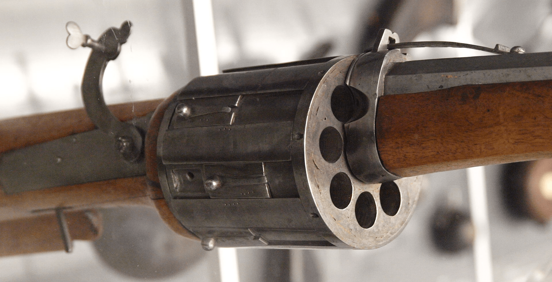 上边这支枪看起来则现代多了,它发明于16世纪晚期,和迅雷铳,旋机翼虎