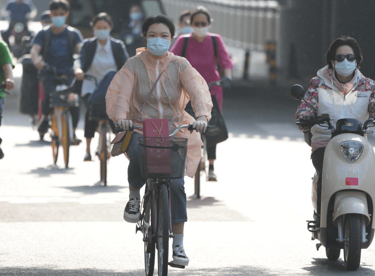 大量北京市民今早骑行上班_广渠门桥_气候宜人_温度