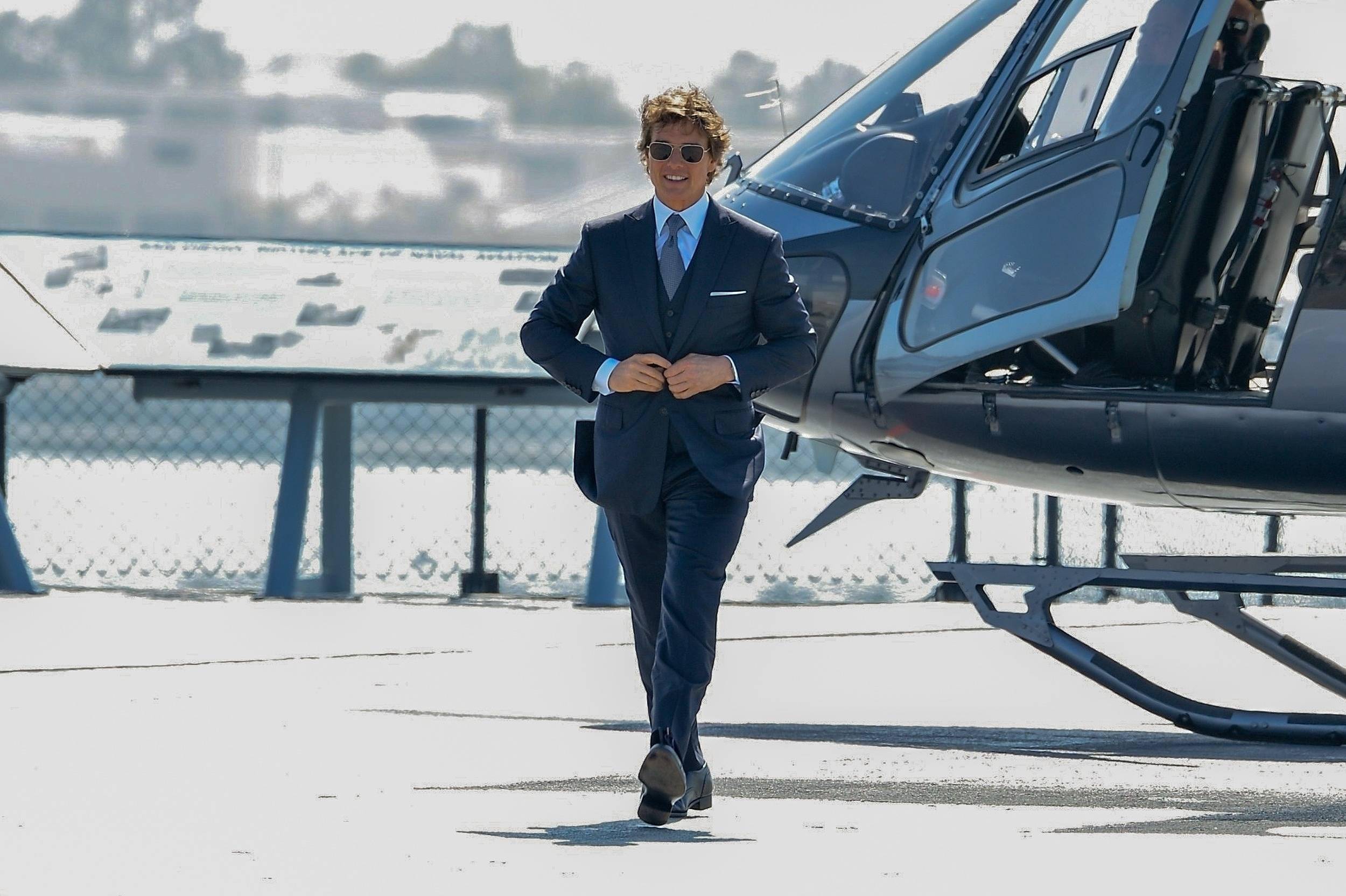 中途岛航母博物馆办首映礼 阿汤哥乘直升机抵达现场_迈尔斯·特勒