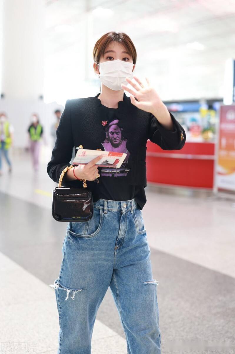 街拍乔欣短外套牛仔裤时髦街头