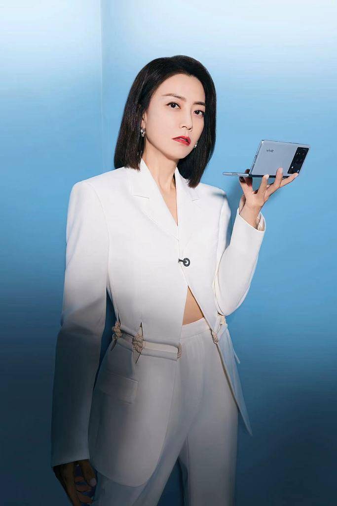 霍汶希最新写真曝光及肩发配白西装又美又飒