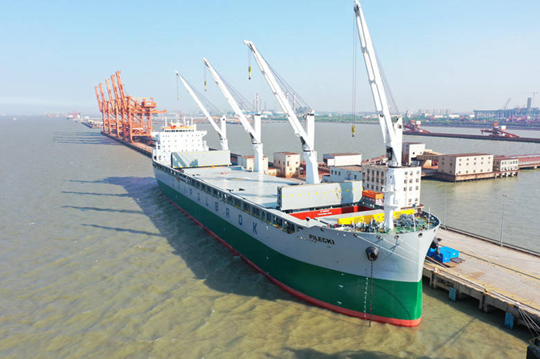 这几天在上海罗泾码头外,中波轮船股份公司(简称中波公司)皮莱茨基
