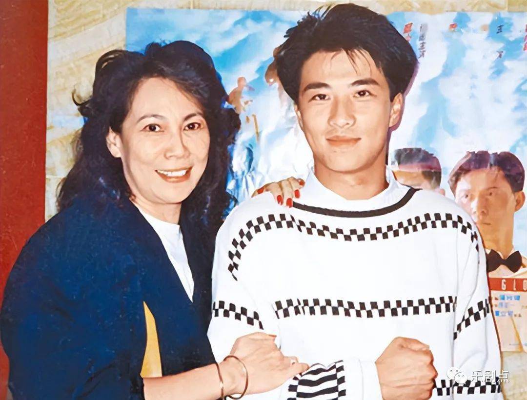 王羽曾江接连去世王馨平时隔多日平复心情约好友聚会展露笑颜