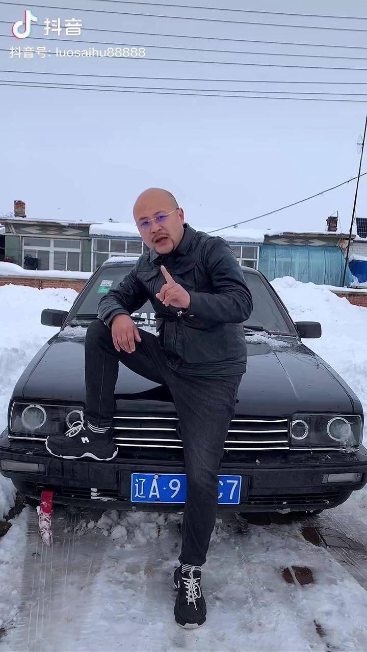 农村日常生活雪天路滑一定要注意安全村头家的谢老三