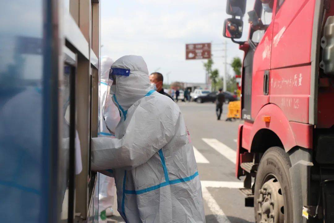 实拍高邮交警大白坚守疫线