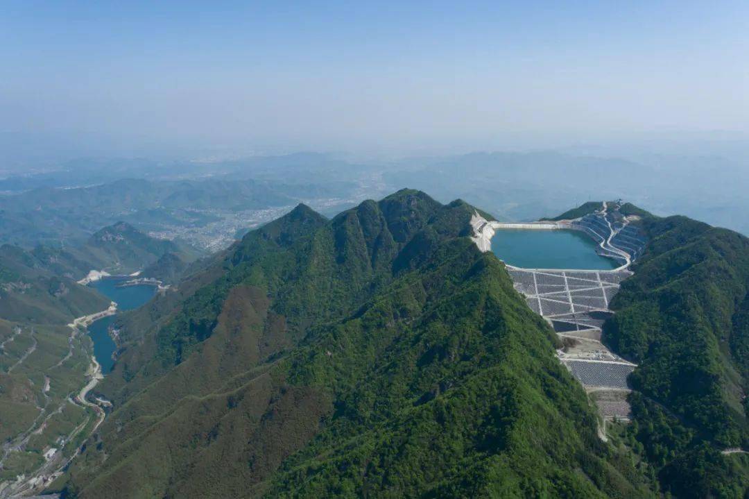 三峡集团表示,长龙山电站额定水头高达 710 米,在已投产抽水蓄能电站