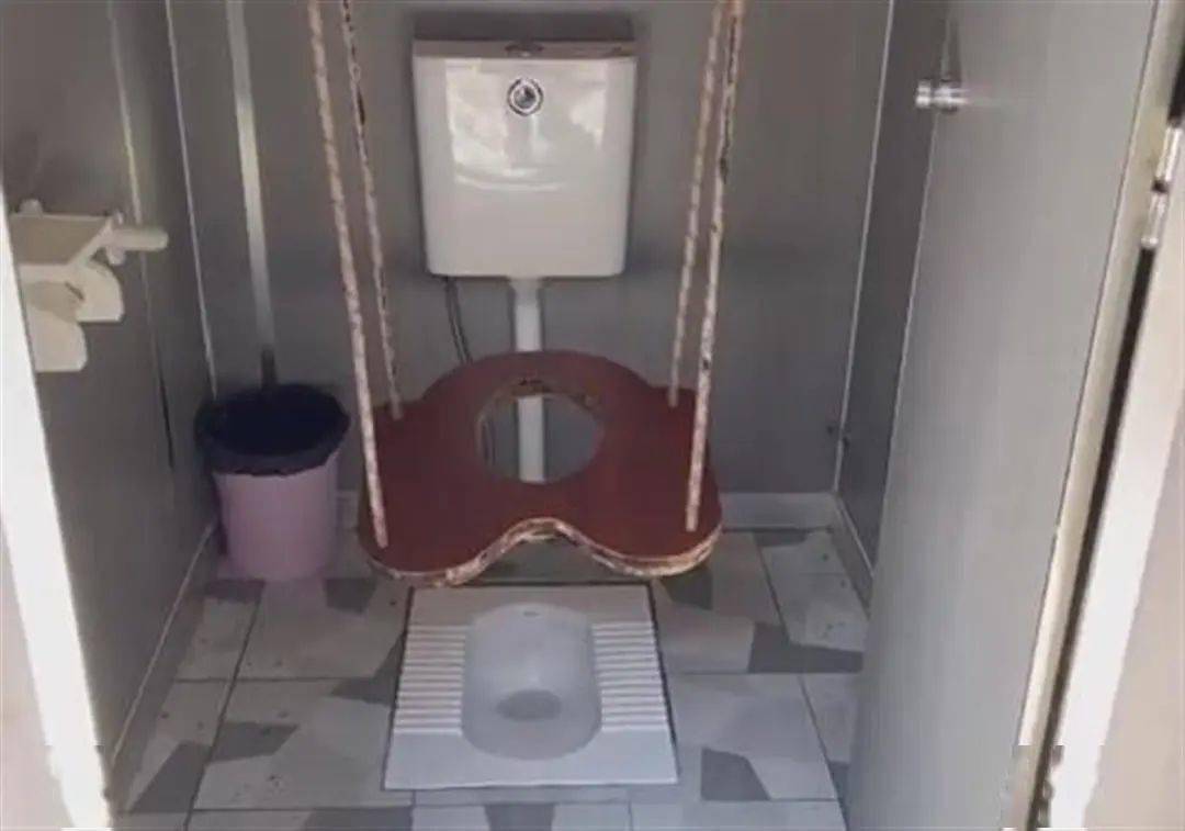 重庆一景区建“秋千厕所”，网友评论亮了！回应：连夜拆除