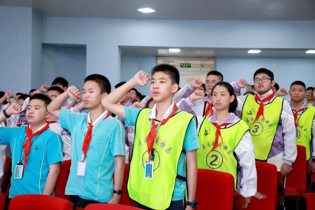 四川省简阳中学23初年级离队入团仪式喜迎建团百年争做时代青年