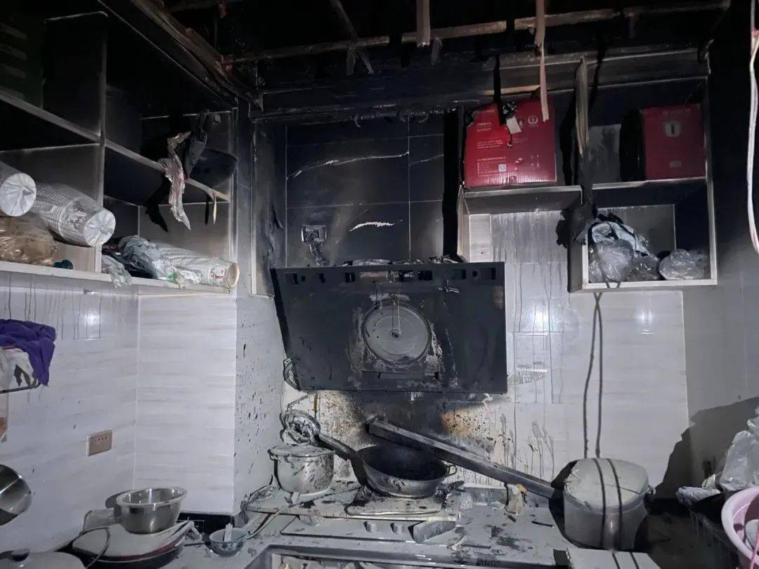 整个厨房已经一片狼藉,抽油烟机已经被烧成废铁,厨房的吊顶也已经脱落