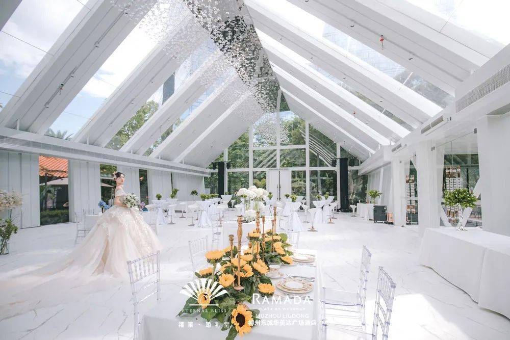 又能对婚礼资源做了充分整合,节省了灯光舞美,搭建及物料成本等等费用