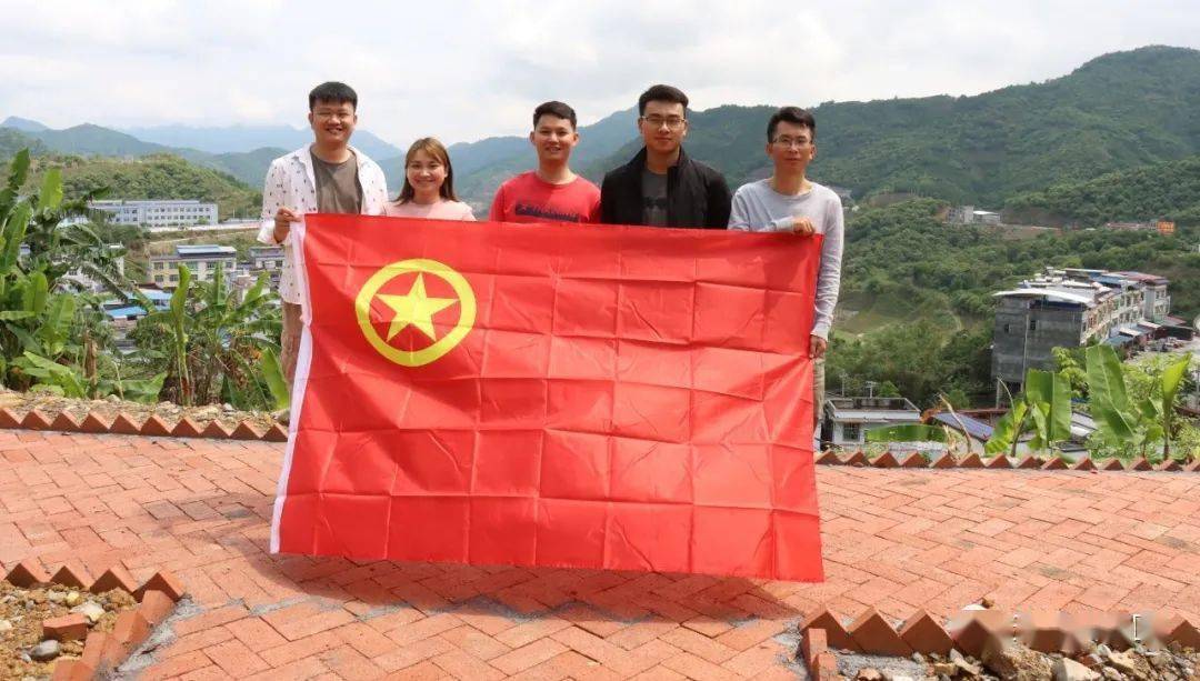 我与团旗团徽合影定格最美青春一