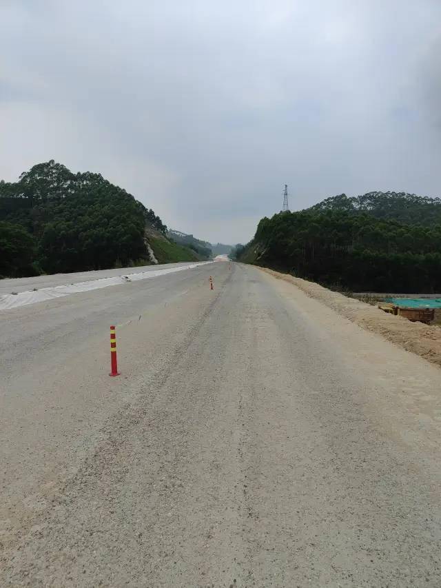浦清高速北流段的石窝镇六靖镇清湾镇现在正全力进行水稳层工作预计