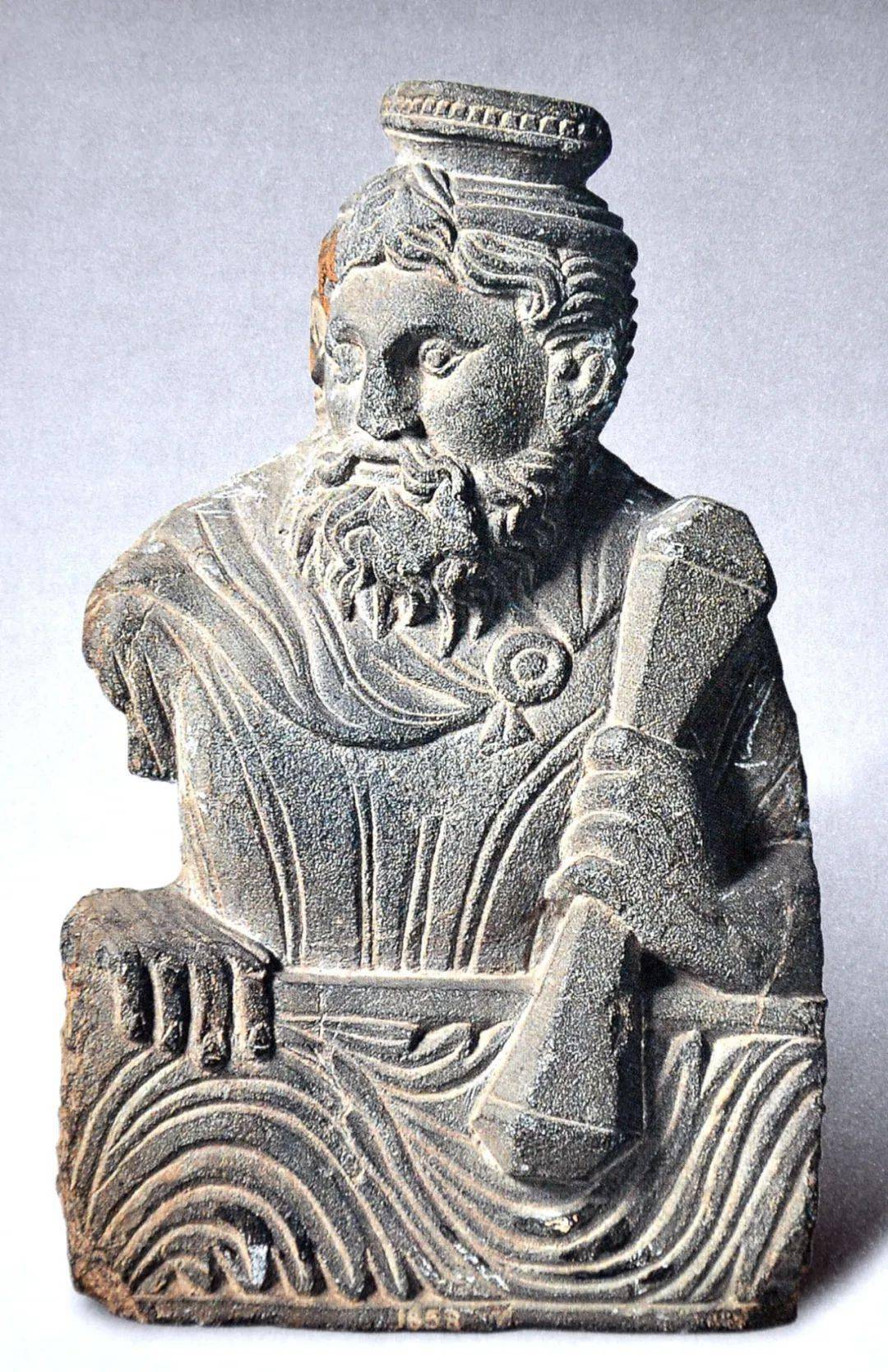 古印度时原称因陀罗,为印度教之神;佛教中称帝释天,为释尊的守护神