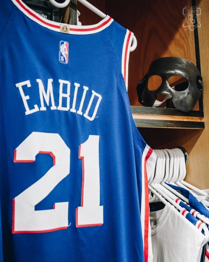 火线复出76人官方晒恩比德球衣及面具大帝的幻影