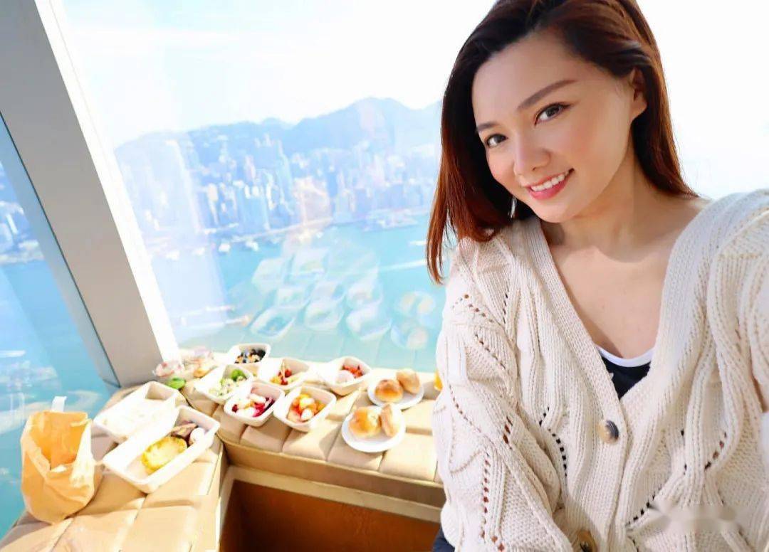 马国明女友酒店庆生,穿99元毛衣露肩膀,减肥成功身材凹凸有致_汤洛雯