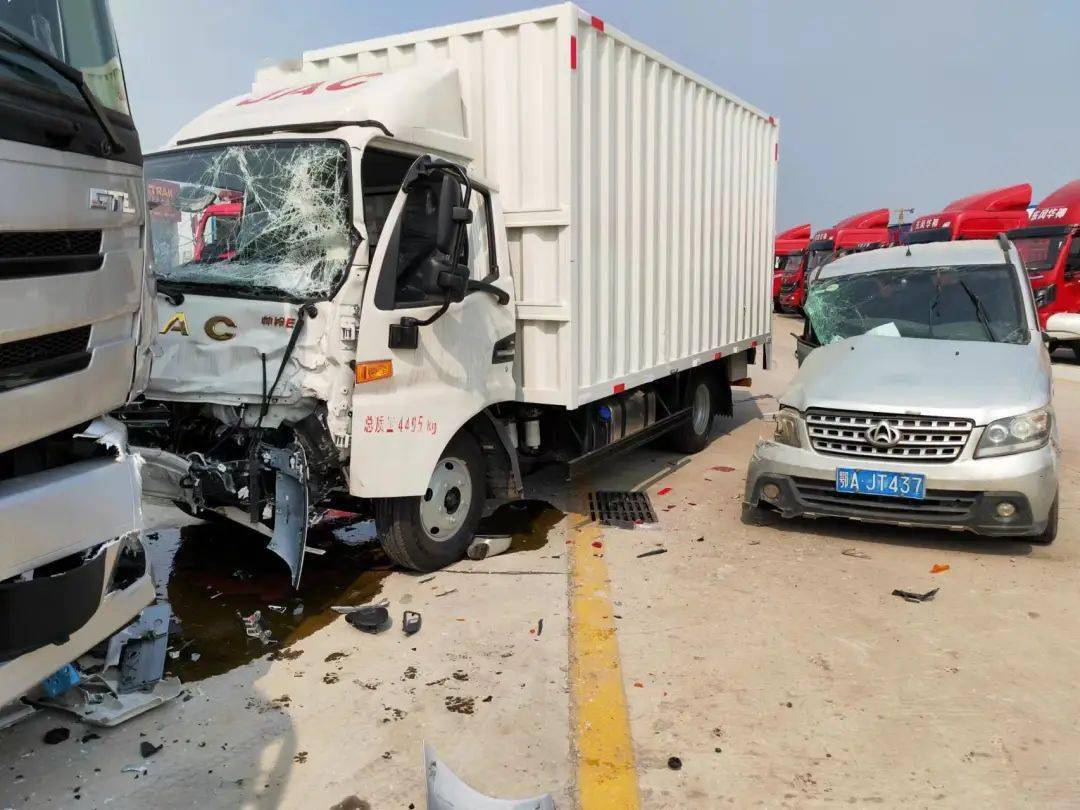 两天连发四起车祸司机被困武汉消防紧急救援