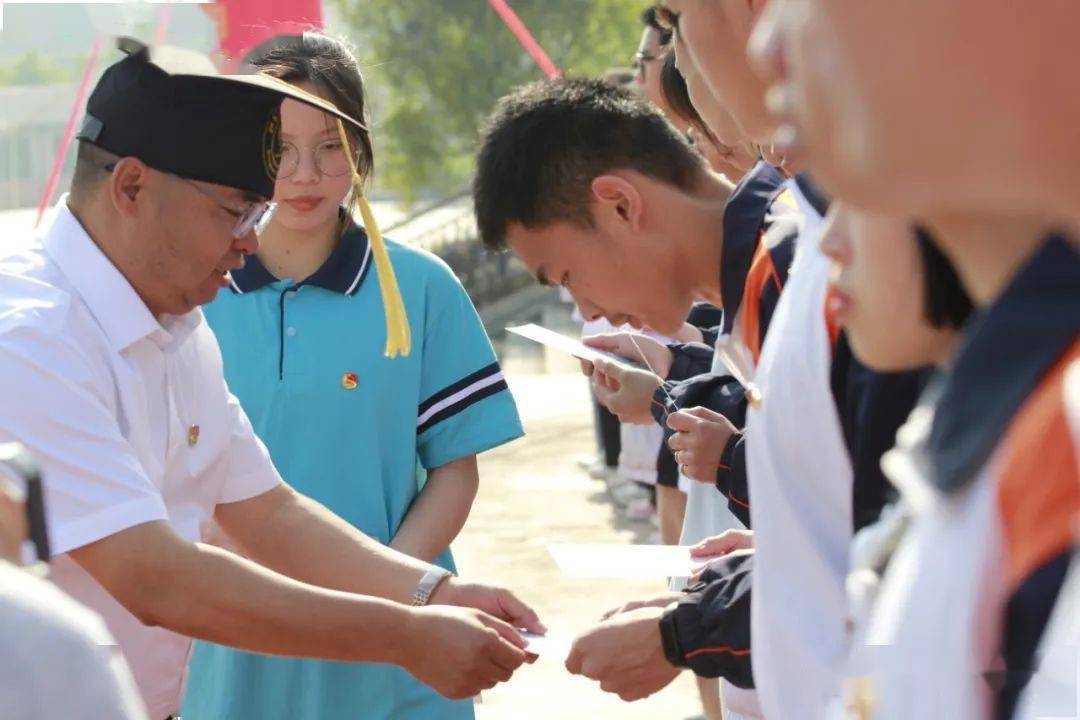 践行青春誓言励志扬帆远航定南中学举行2022年成人礼仪式