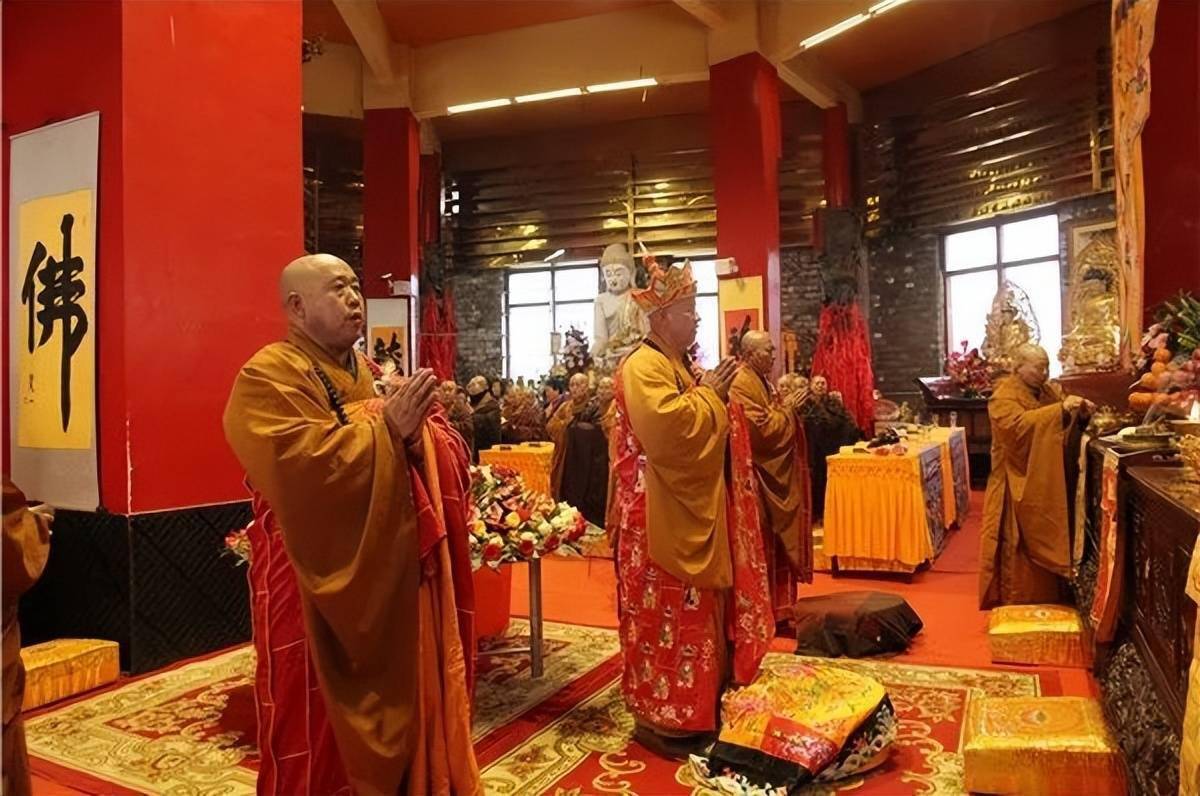 2022年5月8日(壬寅年四月初八)五台山东台顶望海寺众僧为庆祝佛陀释迦