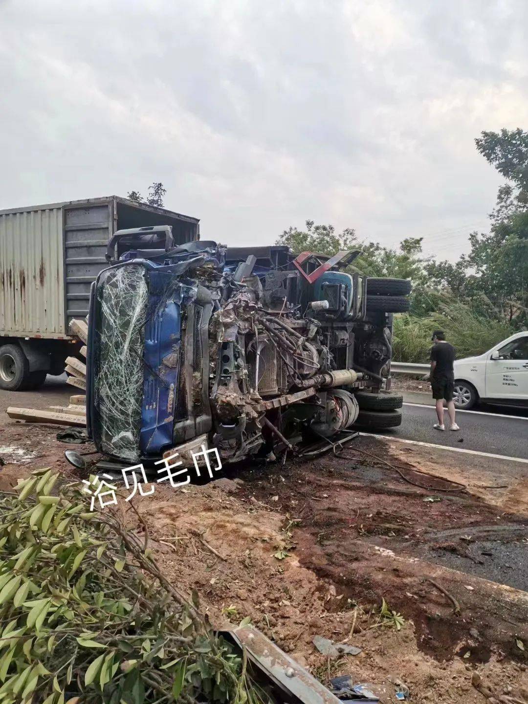 據微友反映,昨天(5月7日)在汕昆高速興寧段發生一起嚴重車禍,從微友