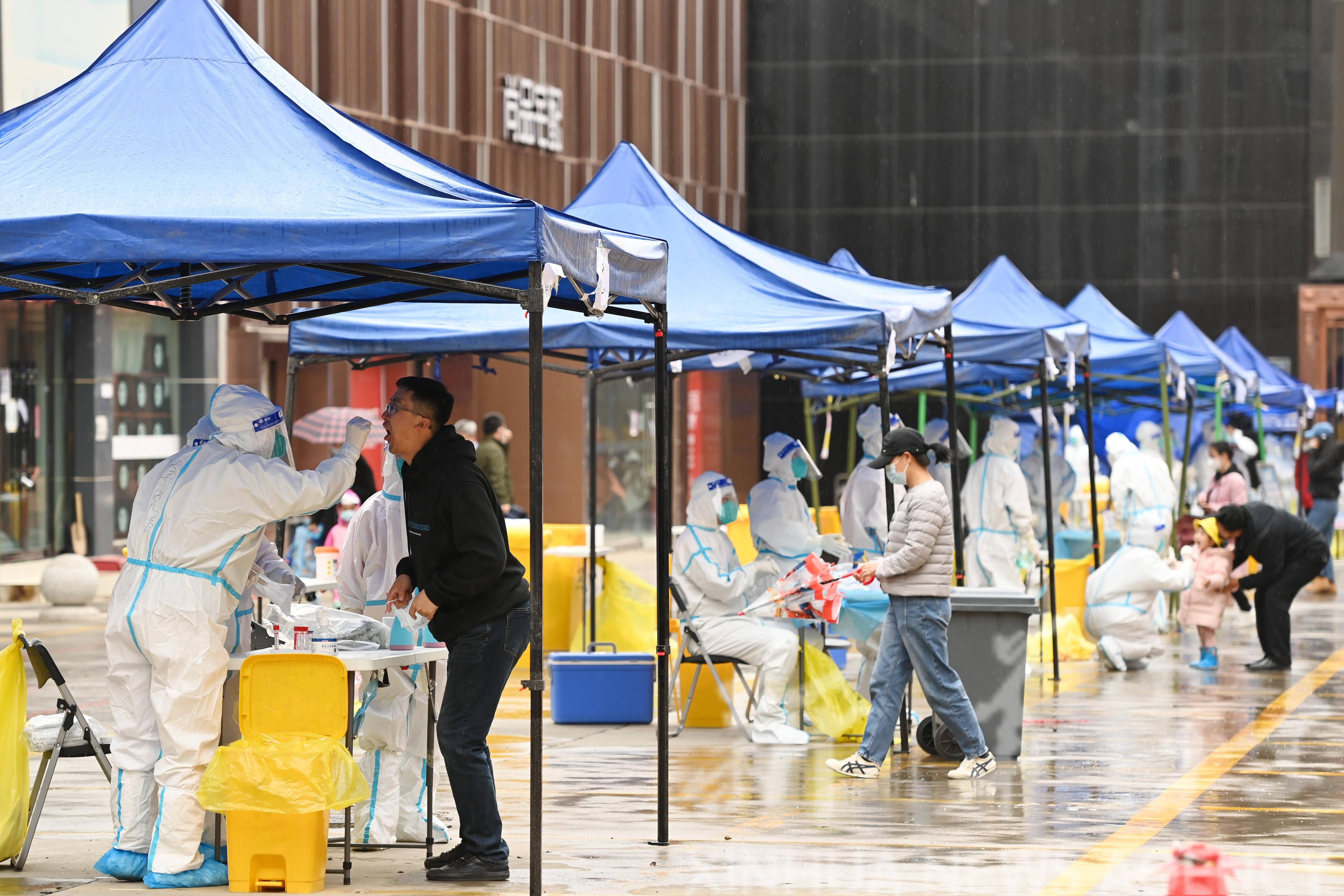 西宁雨中核酸检测秩序井然