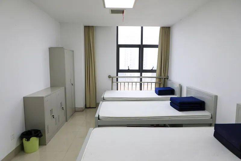 作战指挥,应急通信等岗位人员,24小时在指挥中心集中值班值守