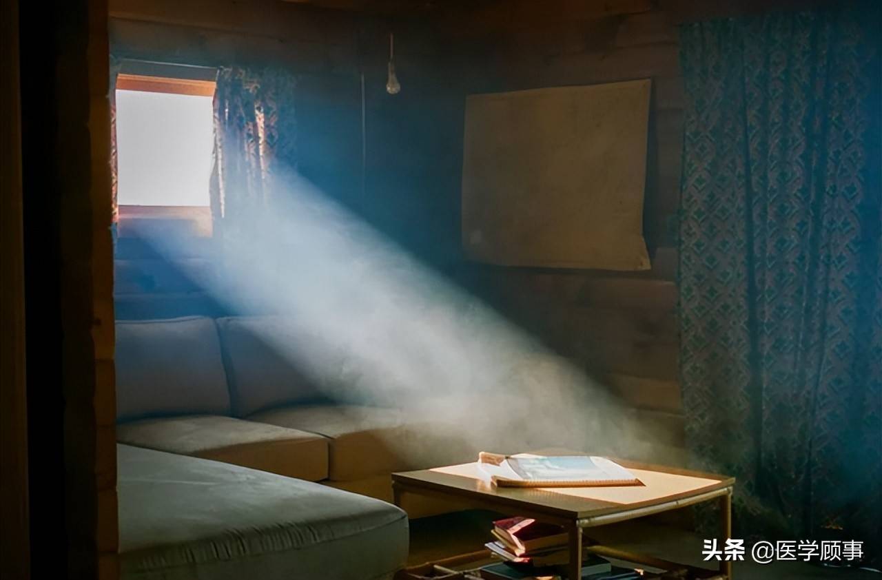 阳光从窗户照进房间,可以看到夹着无数的微小灰尘的一束束耶稣光