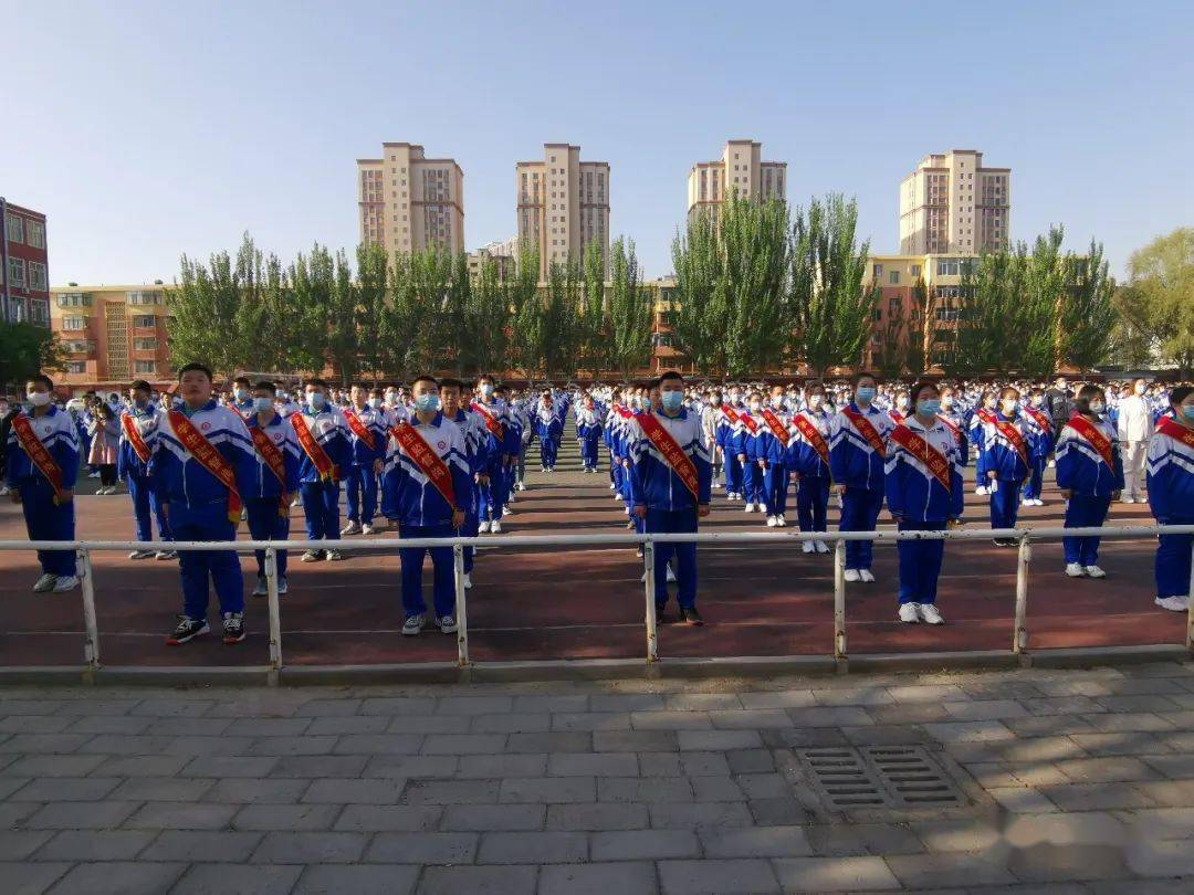 升旗仪式遵规守纪筑牢安全防线包钢九中20212022学年第二学期第11周