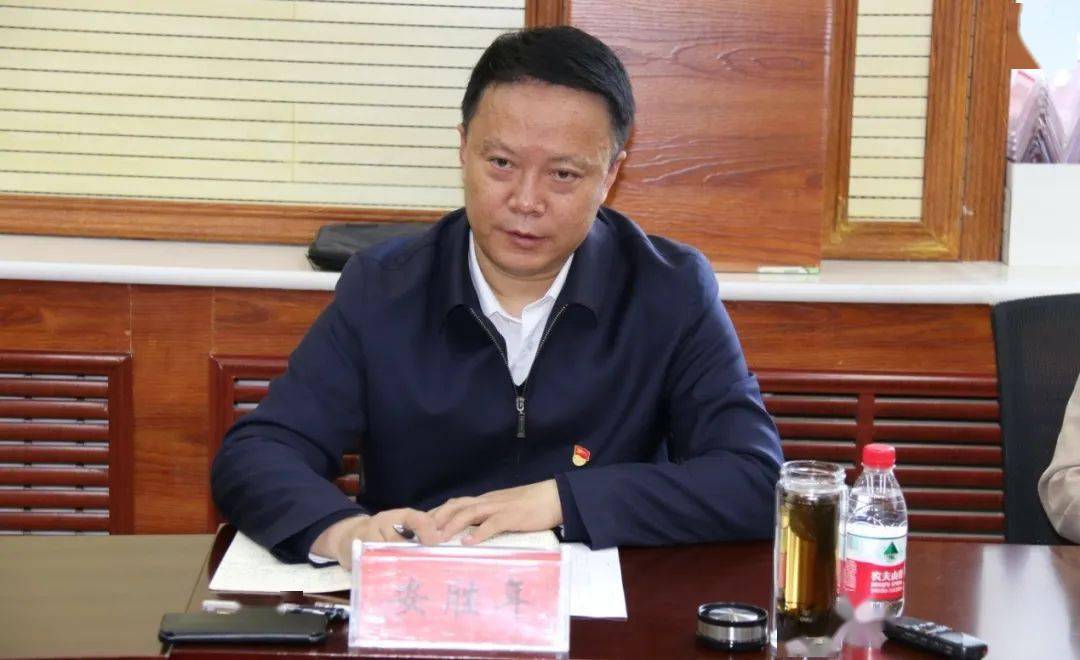 在州政府副秘书长李秉玺和州自然资源局党组书记,局长黄金蛟陪同下