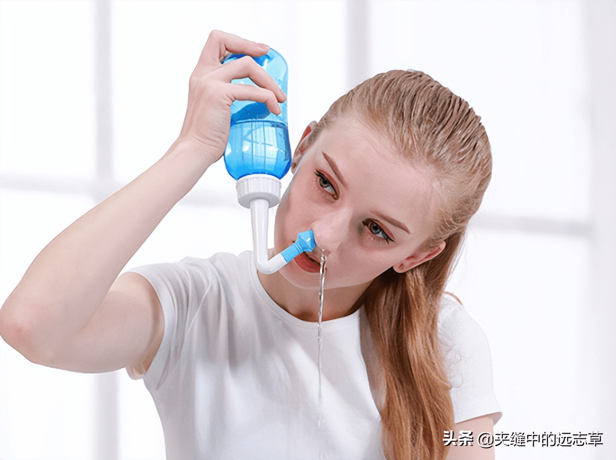 使用洗鼻器配合生理盐水可以清洗鼻腔内的分泌物和过敏原,保持鼻腔