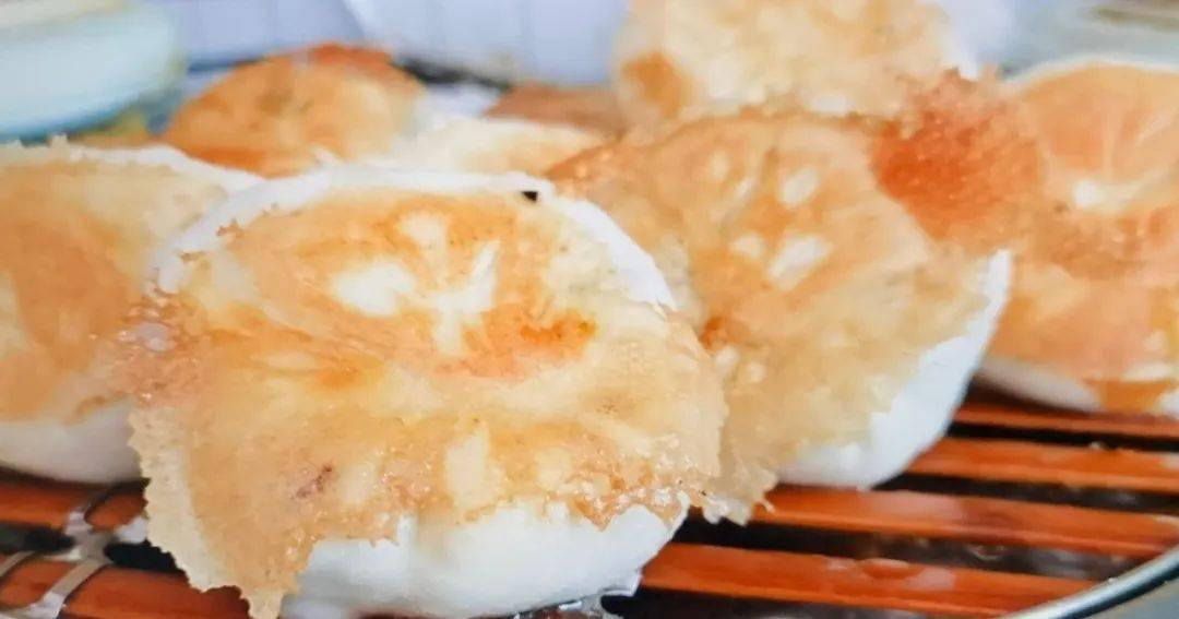 美食淄博皮薄馅足酱香十足博山特色水煎包