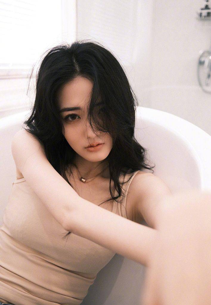 徐璐胶片感居家风浴缸写真曝光背心搭牛仔裤性感撩人