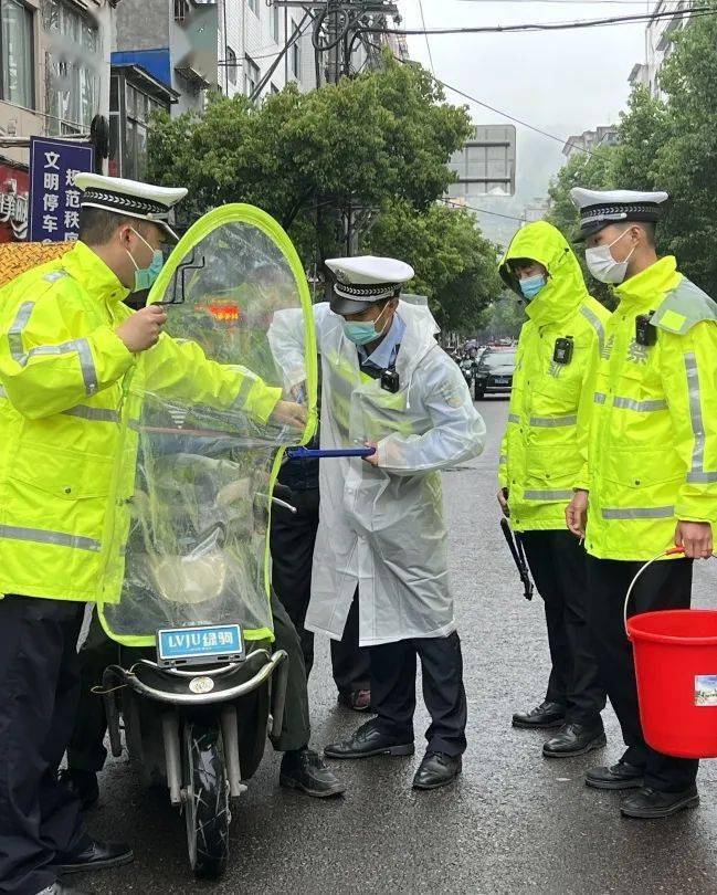 【暖心】寿宁交警人性化执法开展"拆雨棚,送雨衣"行动_遮雨棚_驾驶员