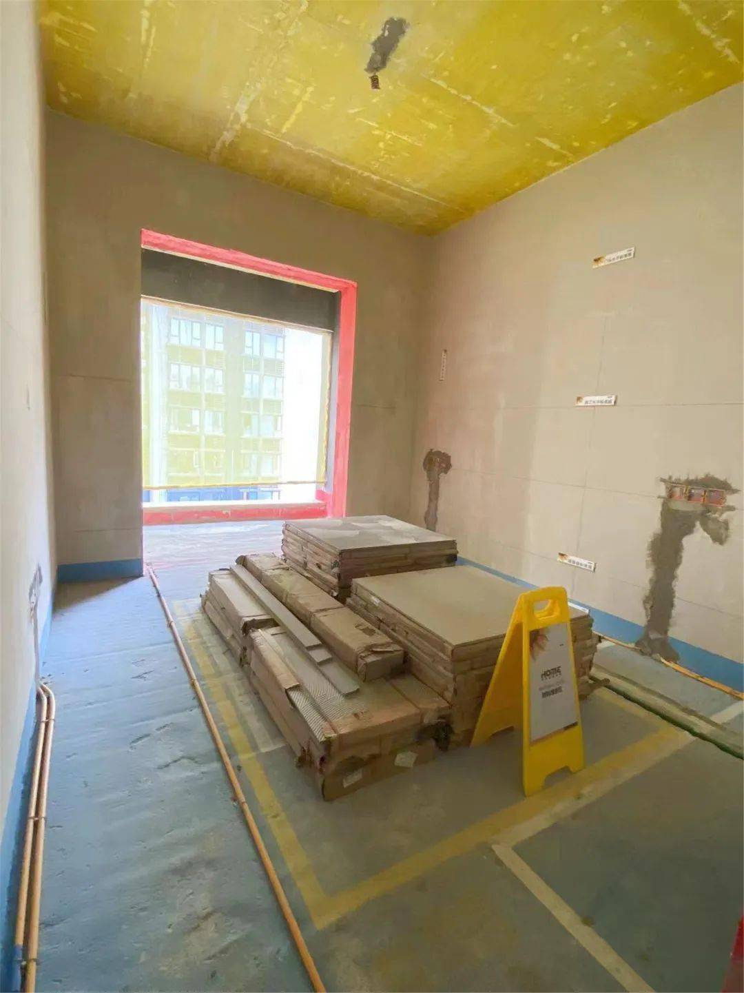 材料堆放整齐,规范,工地干净整洁.