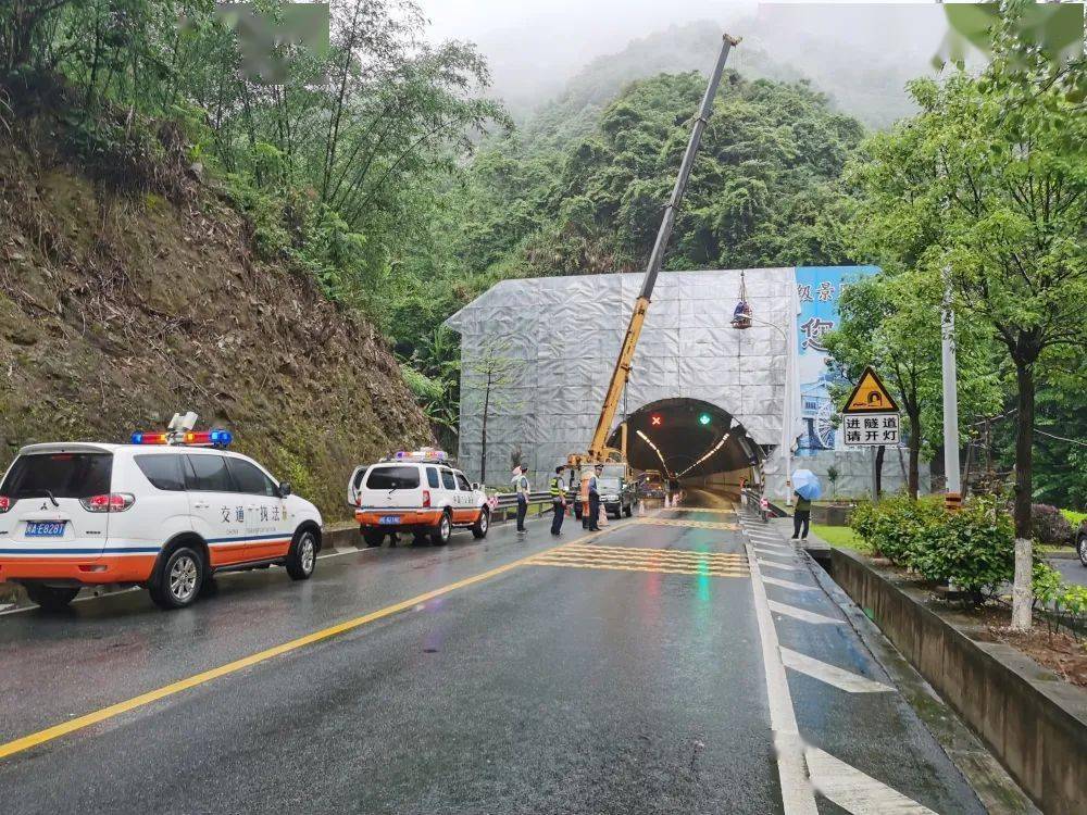 省道318线甘芳隧道出入口处,南靖土楼管委会将钢结构的南靖土楼宣传