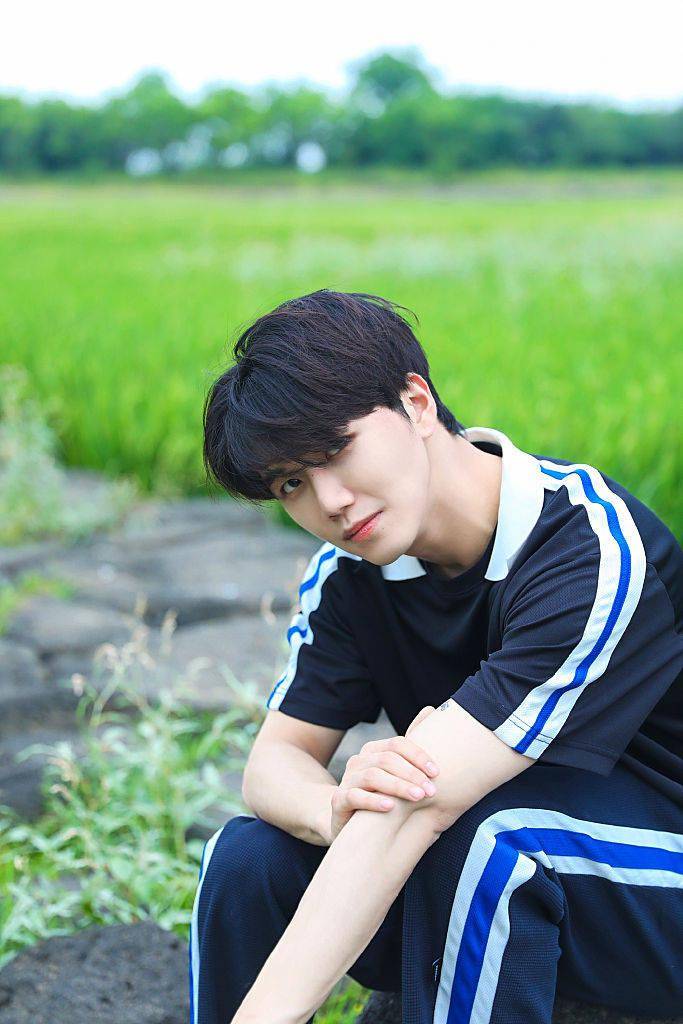 陆思恒田园风写真清新养眼纯净少年青春洋溢